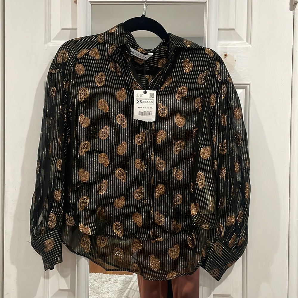 Black and gold blouse amazing fit!
